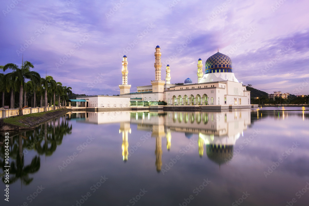 Obraz premium Kota Kinabalu City Mosque at sunset in Sabah, Borneo, Malaysia.