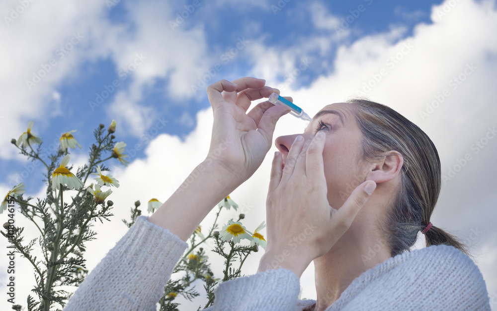 Obraz premium using eyedropper to treat irritated eyes