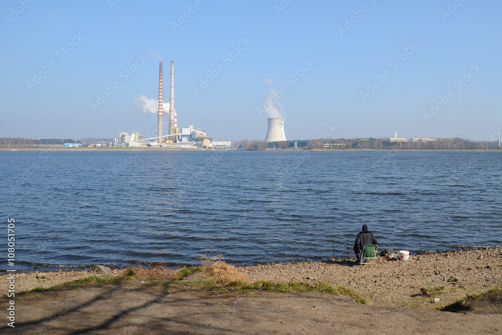 Obraz premium Angler on the lagoon at the plant