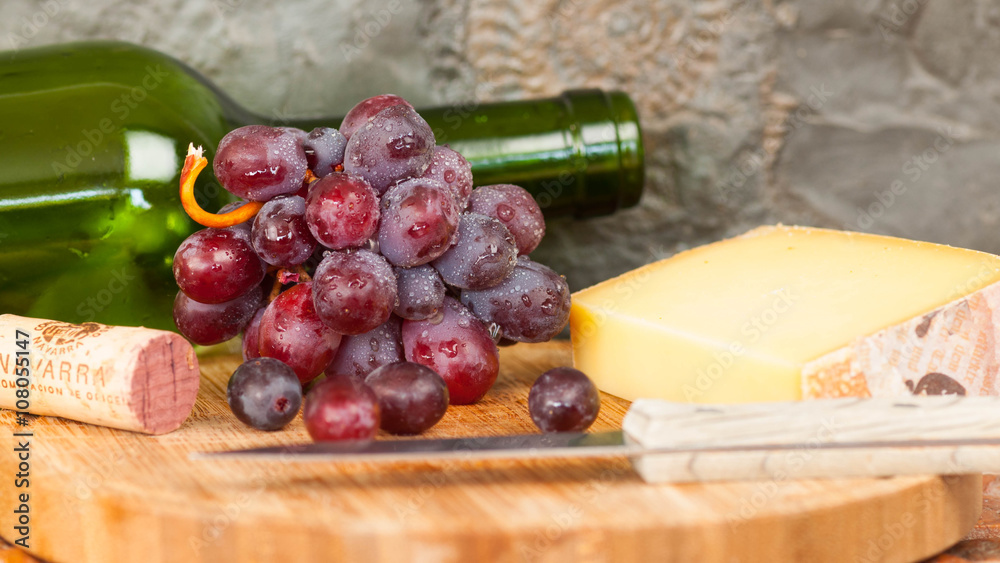 Rotweinflasche mit roten Trauben und Käse Stock-Foto | Adobe Stock