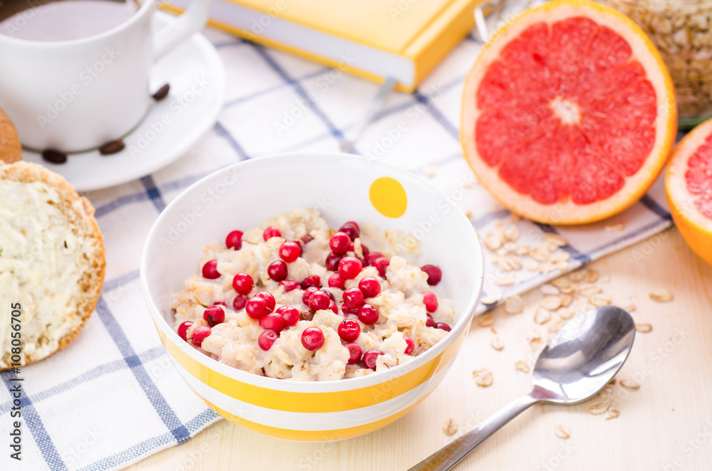 Breakfast: oatmeal with cowberry. Bread and butter, coffee, grapefruit; yellow book for notes and plans for the day Breakfast: oatmeal with cowberry. Bread and butter, coffee, grapefruit; yellow book for notes and plans for the day