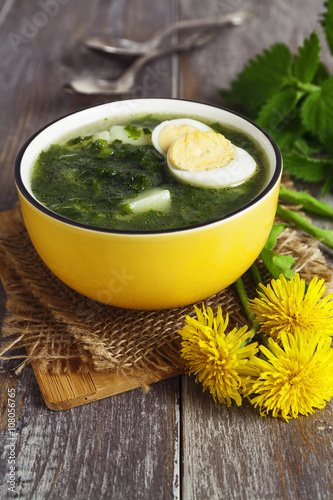 Soup of nettles with eggs