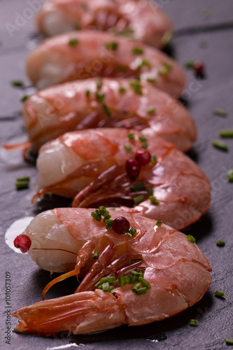 Fototapeta Naklejka Na Ścianę i Meble -  fresh shrimps served with onion and lime