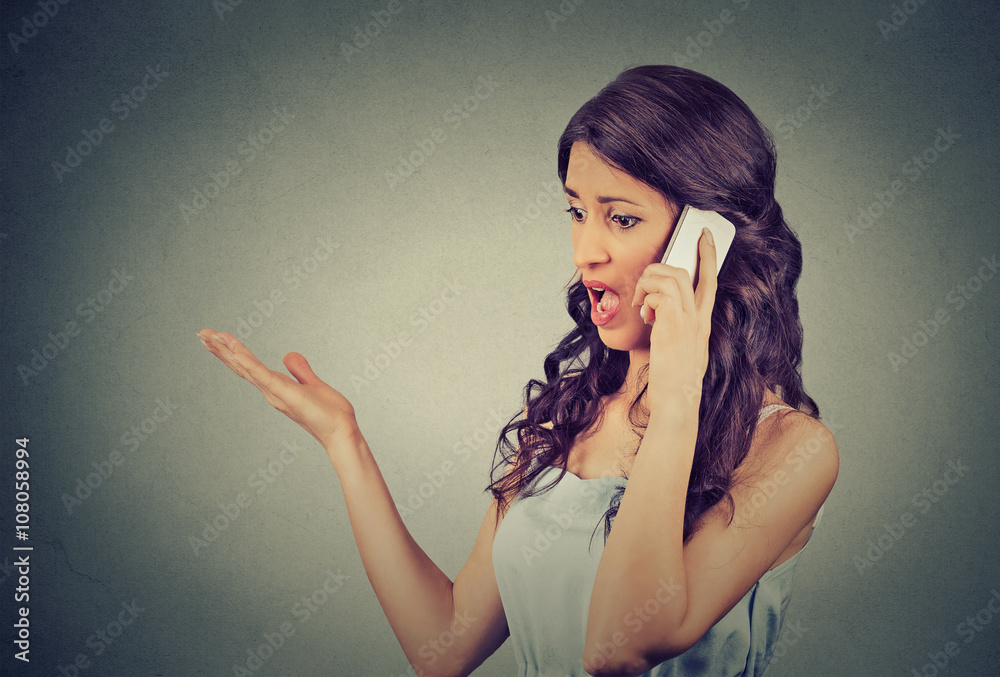 Obraz premium upset angry unhappy, serious woman talking on mobile phone screaming