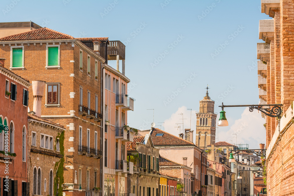 Schiefer Turm der Kirche Chiesa di Santo Stefano und Kanal in Venedig, Italien