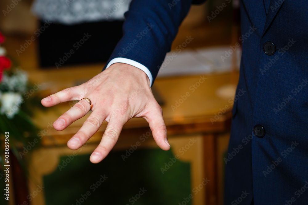 Obraz premium Groom shows you a ring close up