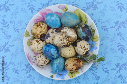 Перепелиные разноцветные яйца