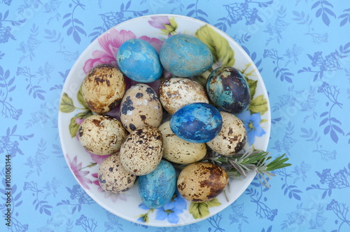 Перепелиные разноцветные яйца