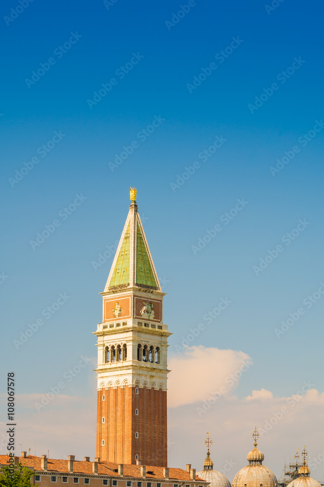 Markusturm auf dem Markusplatz in Venedig, Italien