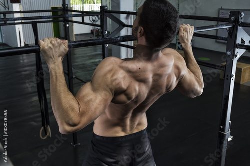 Men doing pull ups at the gym