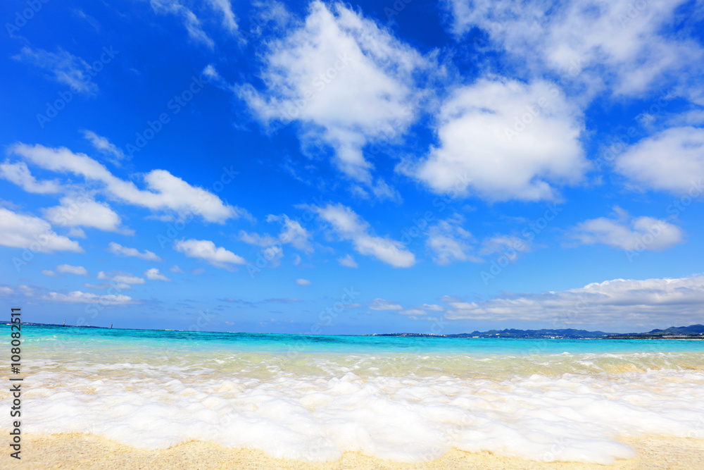 美しい沖縄のビーチと夏空