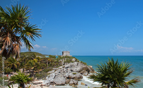 Fotografie Temple of the Wind at Tulum Mayan ruins overlooking the Caribbean coastline sout