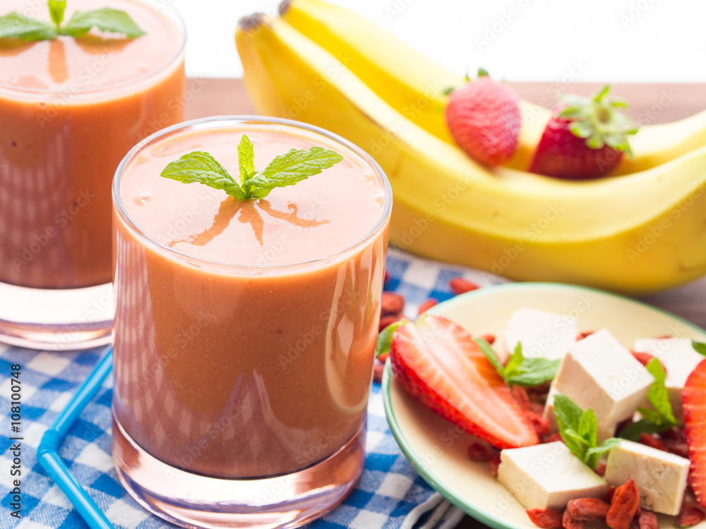 Strawberry smoothie with tofu and goji Strawberry smoothie with tofu and goji