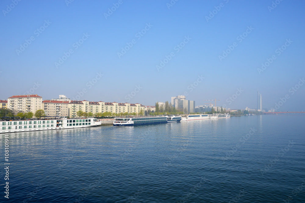 Vor Anker liegende Passagierschiffe am Donaukai in Wien Vor Anker liegende Passagierschiffe am Donaukai in Wien