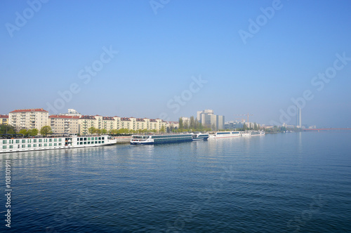 Vor Anker liegende Passagierschiffe am Donaukai in Wien