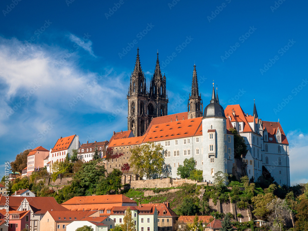 Fototapeta premium Stadtansicht Meißen mit Albrechtsburg und blauem Himmel