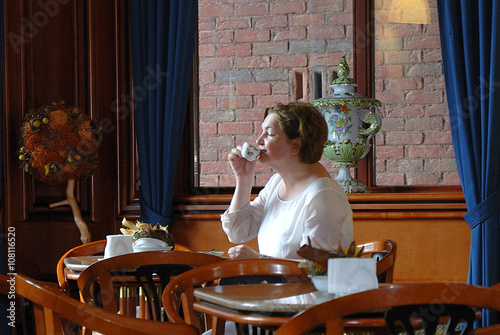 Frau in Café photo