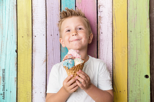 Photos Junge isst eis im sommer