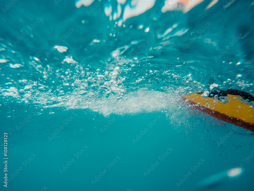 Naklejka premium Underwater view of a moving inflatable ring that floating in the water. 