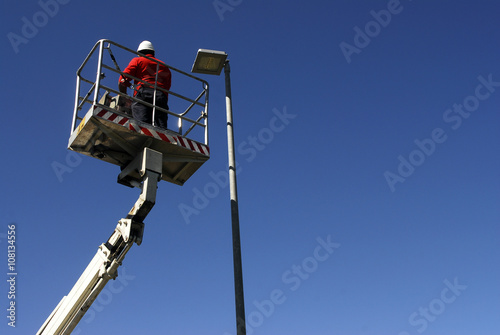 Fotografía Operaio su cestello elevatore con lampione led a risparmio energetico