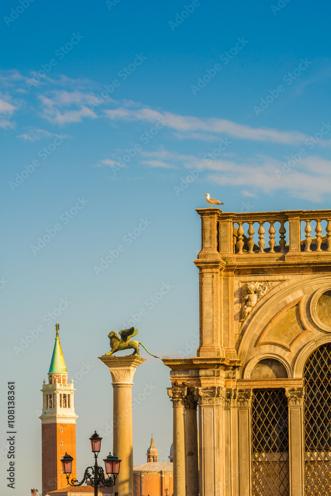 Obraz premium Markusplatz und San Giorgio Maggiore in Venedig am Abend, Italien