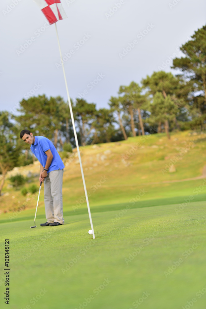 Obraz premium Young man playing golf