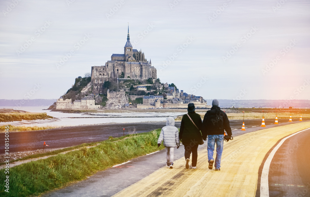 Plakat Familie am Mont Saint Michel/Drei Menschen gehen auf den Mont Saint Michel zu