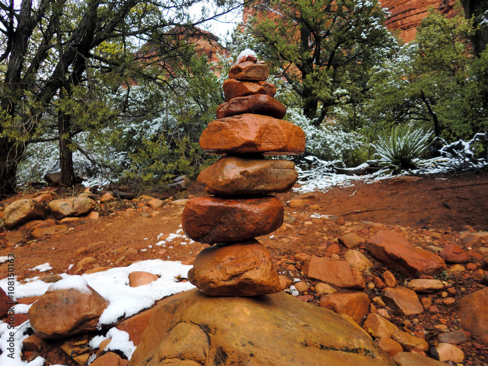 Φωτογραφία Sedona, Arizona stone cairn with red clay soil and snow - landscape color photo
