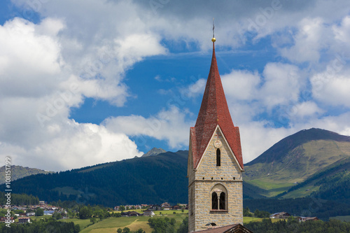 Italien, Südtirol, Eisacktal, Spinges, Blick zur Pfarrkirche zum Hl. Rupert mit Skiort Meransen im Hintergrund