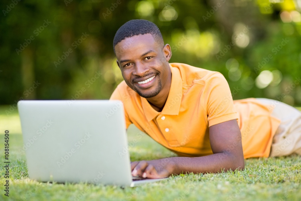 Obraz premium Happy man using his laptop