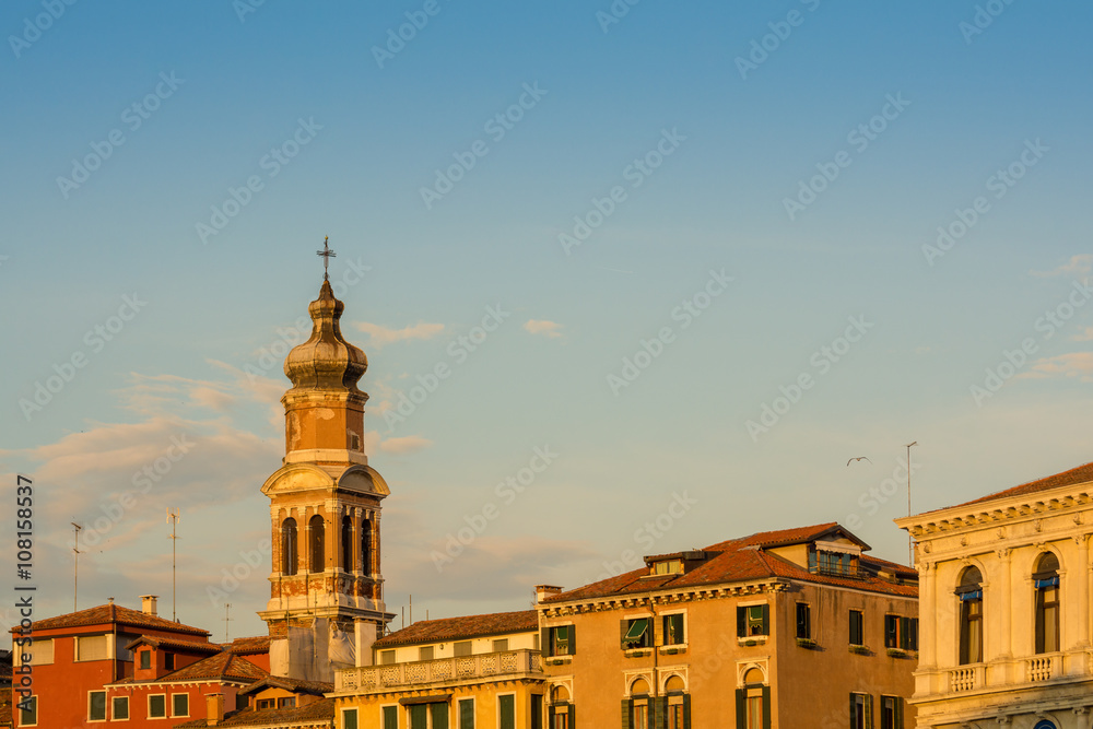 Glockenturm der Kirche Chiesa di San Bartolomeo in Venedig, Italien