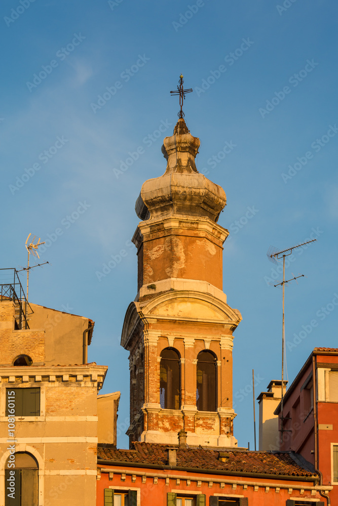 Glockenturm der Kirche Chiesa di San Bartolomeo in Venedig, Italien