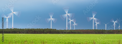 Windräder rotierend drehend als Langzeitbelichtung photo