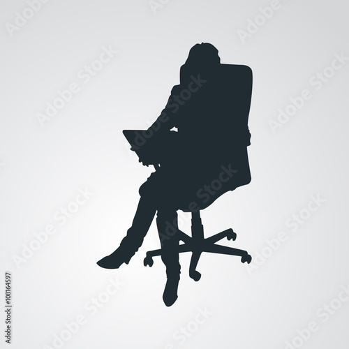 Icono plano silueta mujer sentada con portatil en fondo degradado