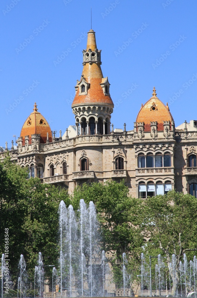 Fototapeta premium Katalanischer Platz mit Springbrunnen in BArcelona
