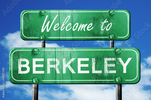 Photo berkeley vintage green road sign with blue sky background