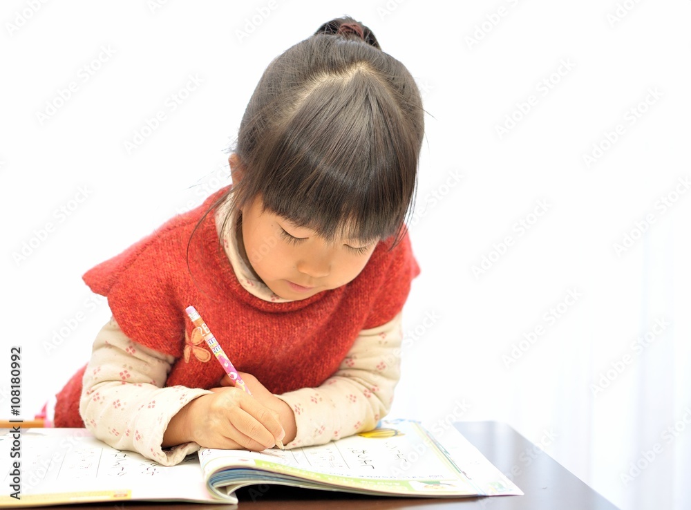勉強する女の子