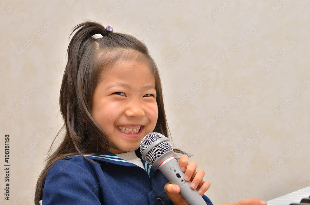 マイクで歌う女の子