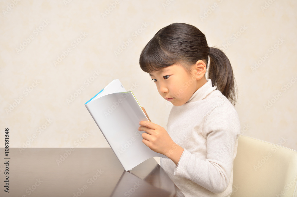 読書する女の子 読書する女の子
