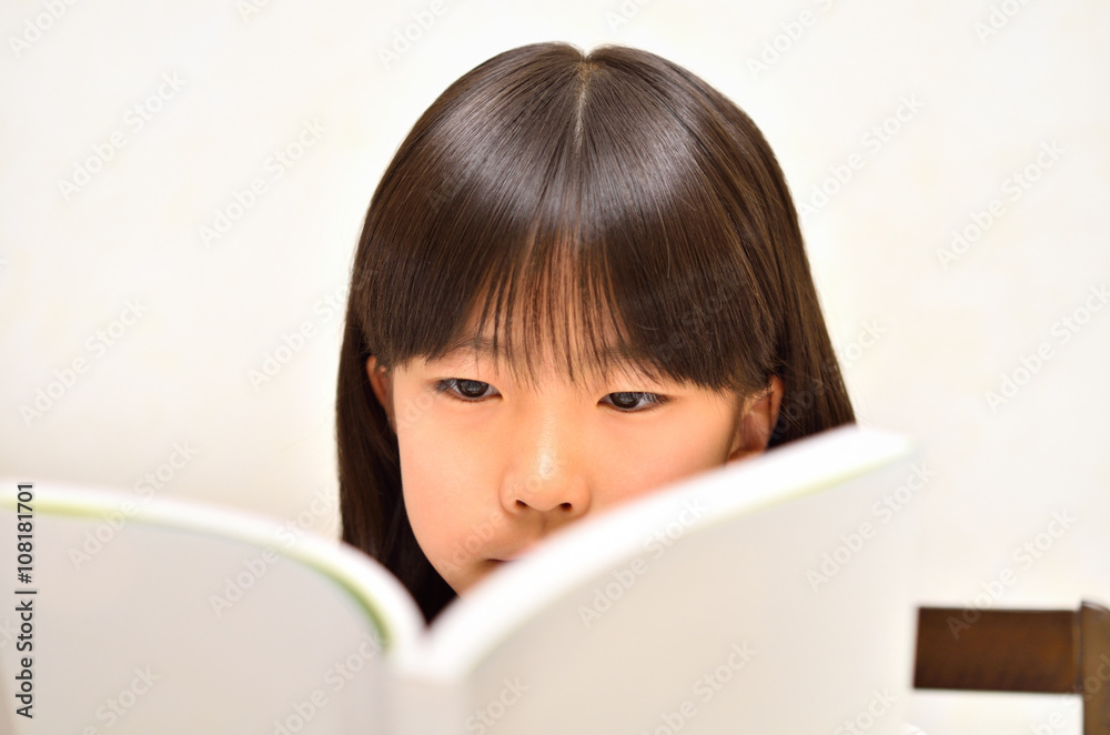 読書をする女の子 読書をする女の子