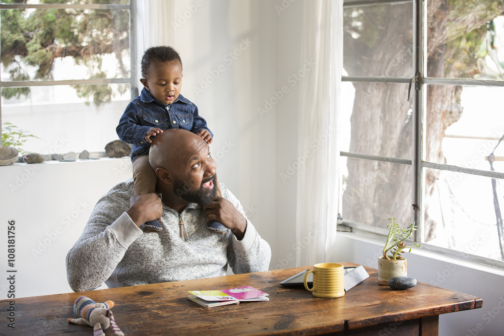 © Sam Diephuis/Blend Images - Father holding baby son on shoulders © Sam Diephuis/Blend Images - Father holding baby son on shoulders
