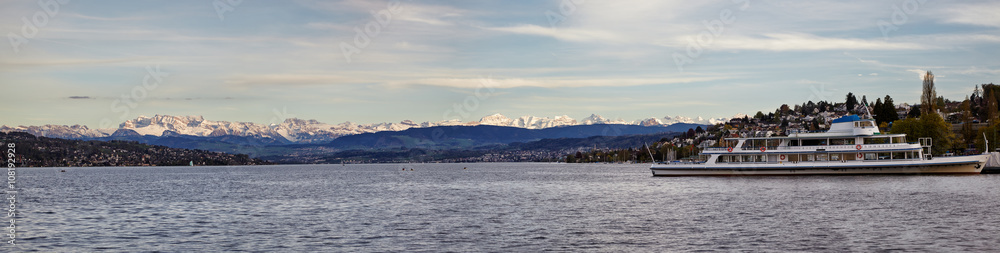 Panorama Zürichsee, Schweizer Alpen, Passagierschiff, kurz vor Sonnenuntergang Panorama Zürichsee, Schweizer Alpen, Passagierschiff, kurz vor Sonnenuntergang