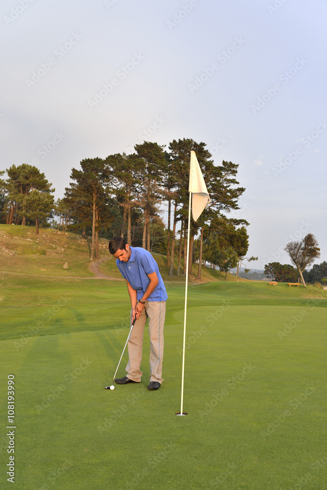 Obraz premium Young man playing golf
