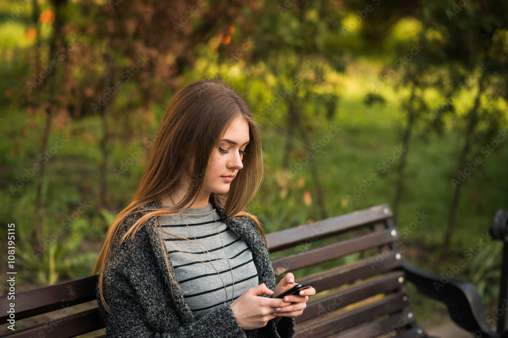 Obraz premium cute girl speaks by phone