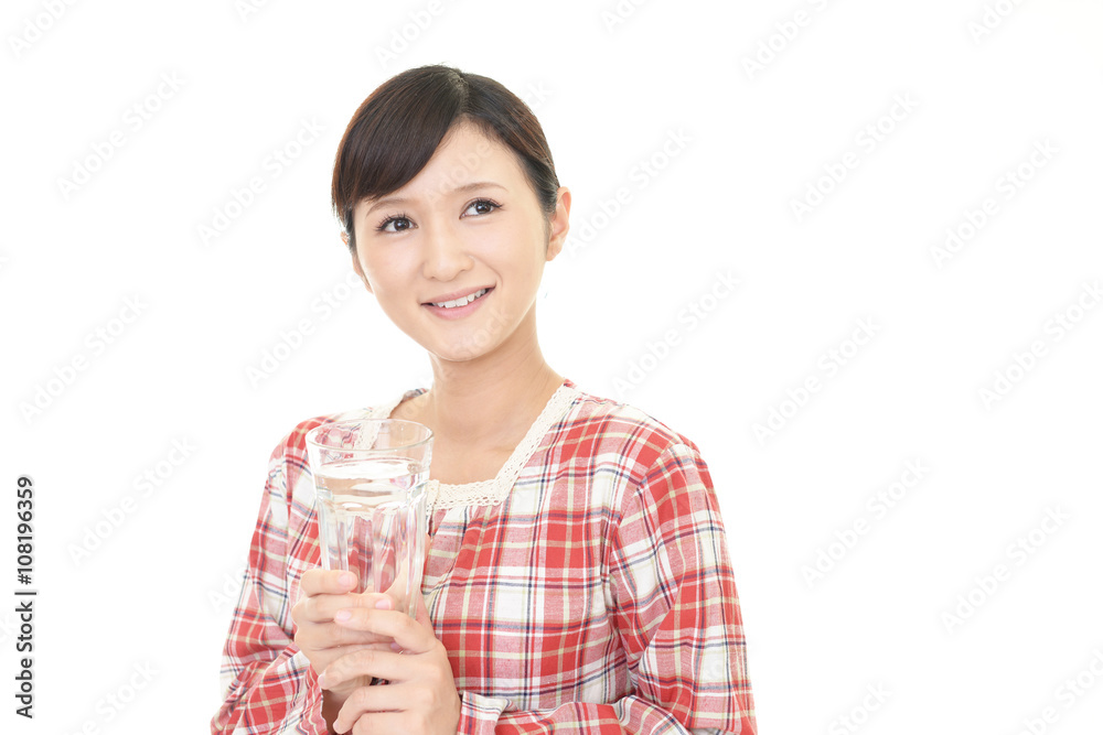 お水を飲む女性 お水を飲む女性