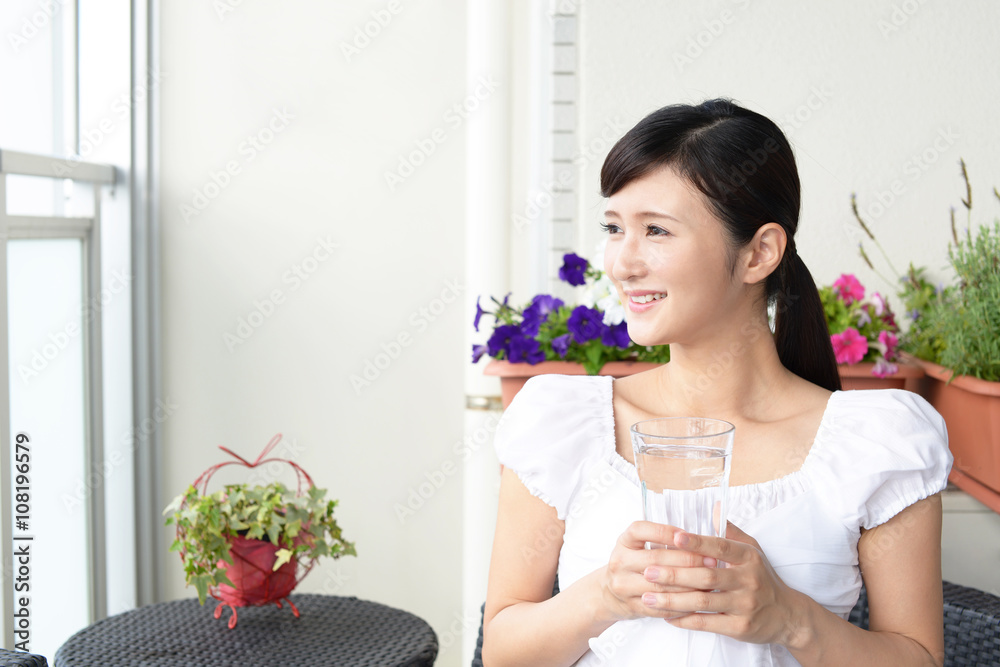 水を飲む女性