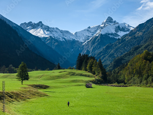 Wanderer vor Bergkulisse