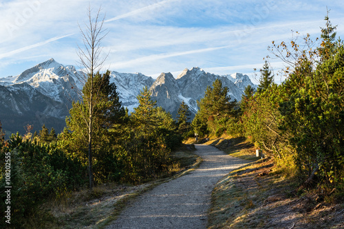 Wanderweg ins Gebirge