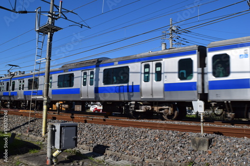 走行中の電車／茨城県の常磐線で、走行中の電車を撮影した、通勤通学イメージの写真です。