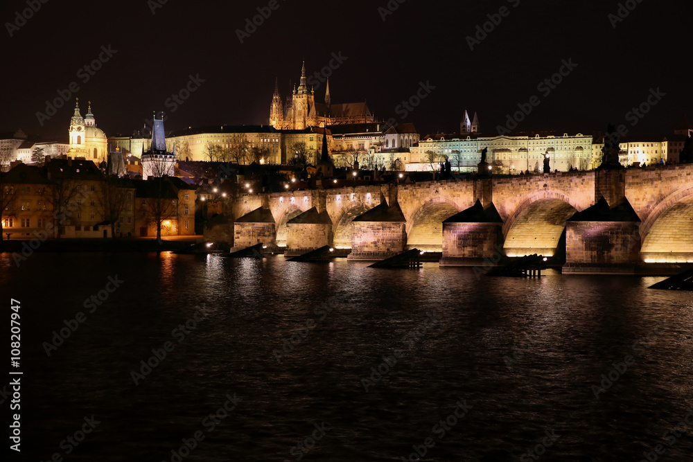 Most Karola i zamek w Pradze nocą